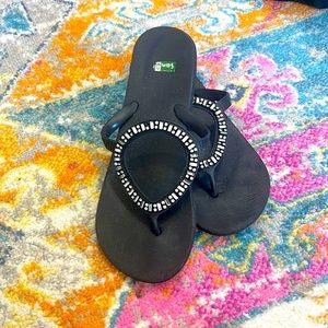 Sanuk Womens Size 7 Rhinestone Flip Flop